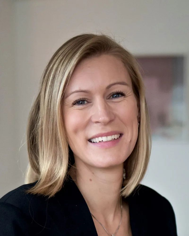 Porträt von Brinja Inserra, Marketing-Beraterin für ChatGPT Ads, lächelnd