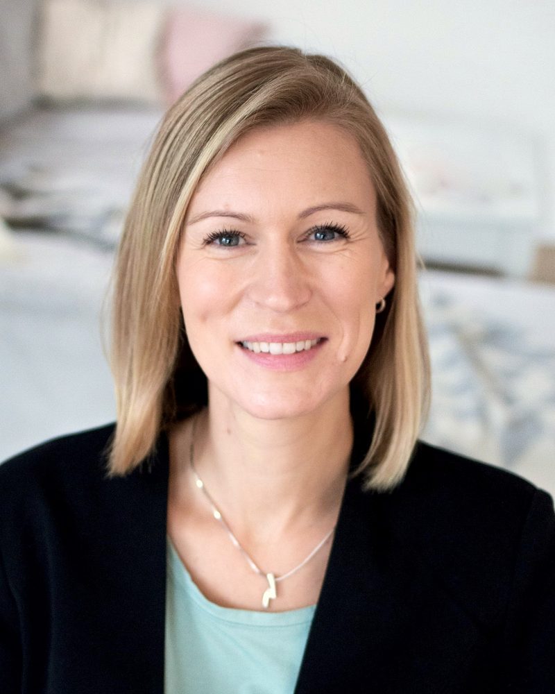 Porträt von Brinja Inserra, Marketing-Beraterin und Interim CMO, lächelnd im schwarzen Blazer